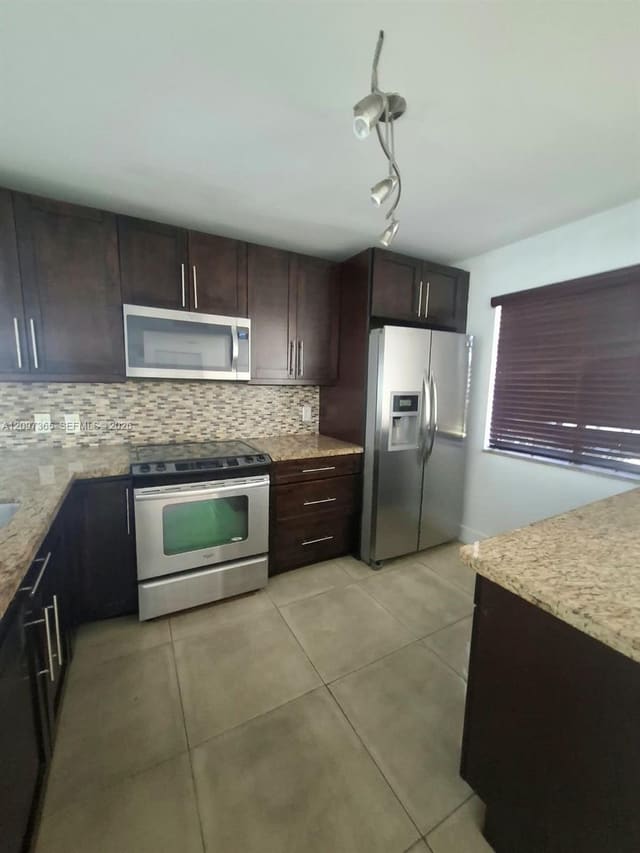 320 Racquet Club Road 104, Weston, FL 33326