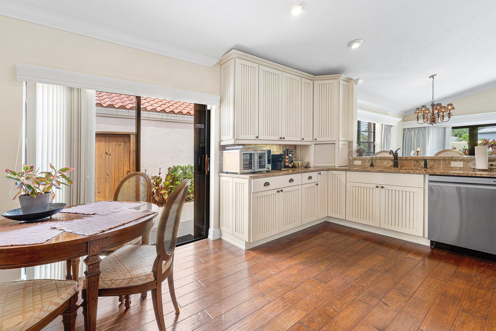 2530 LA LIQUE Circle — photo 11