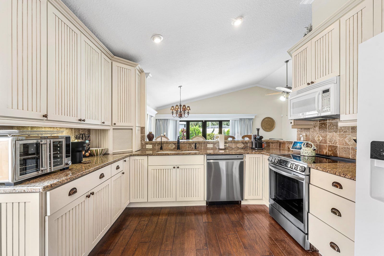 2530 LA LIQUE Circle — photo 12