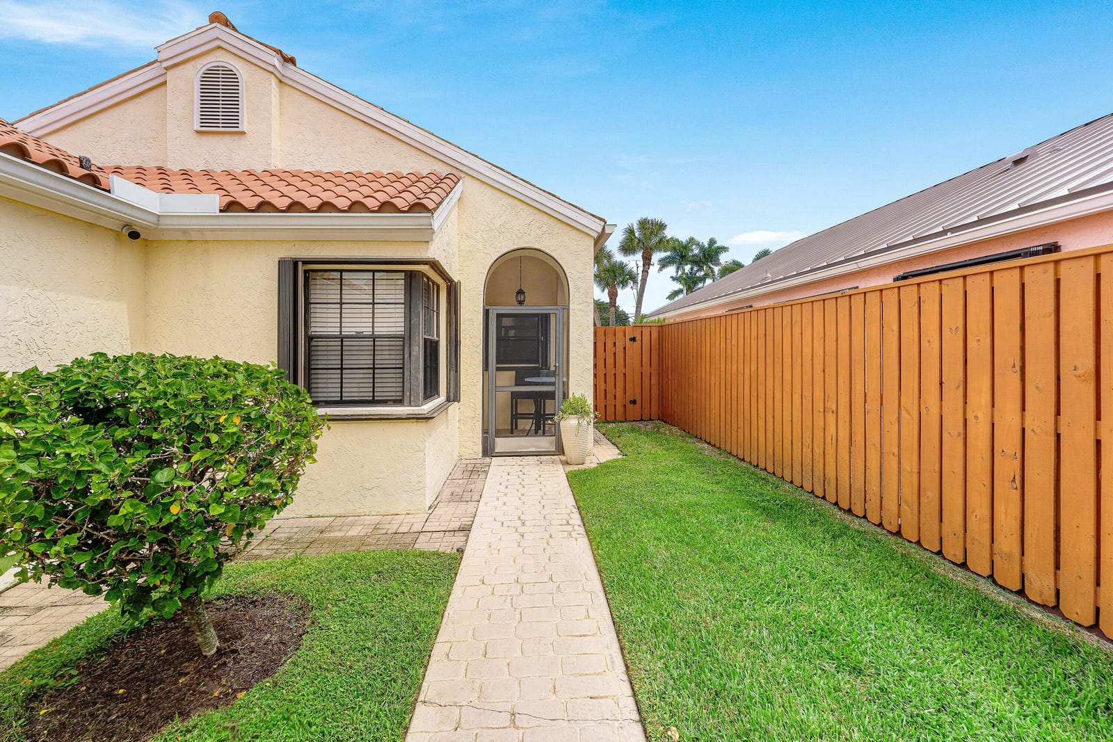 2530 LA LIQUE Circle — photo 4