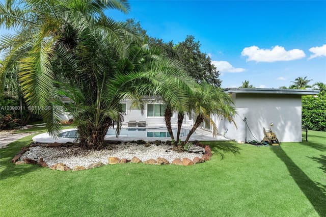 4872 NW 1st Court, Plantation, FL 33317