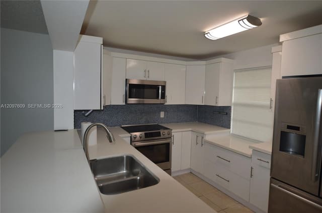 425 SE 11th Terrace 403, Dania Beach, FL 33004