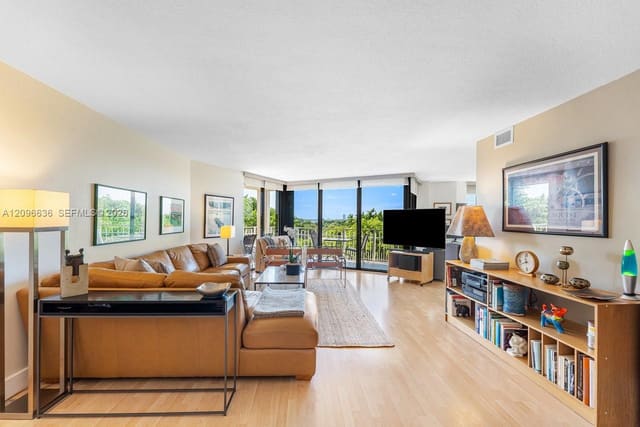 2000 Towerside Terrace 710, Miami, FL 33138
