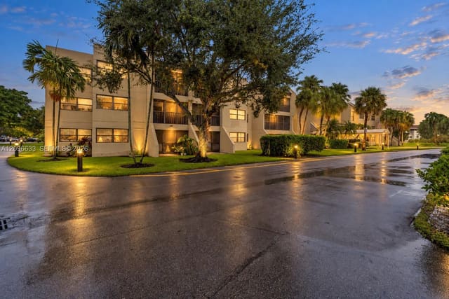 220 Lakeview Drive 205, Weston, FL 33326