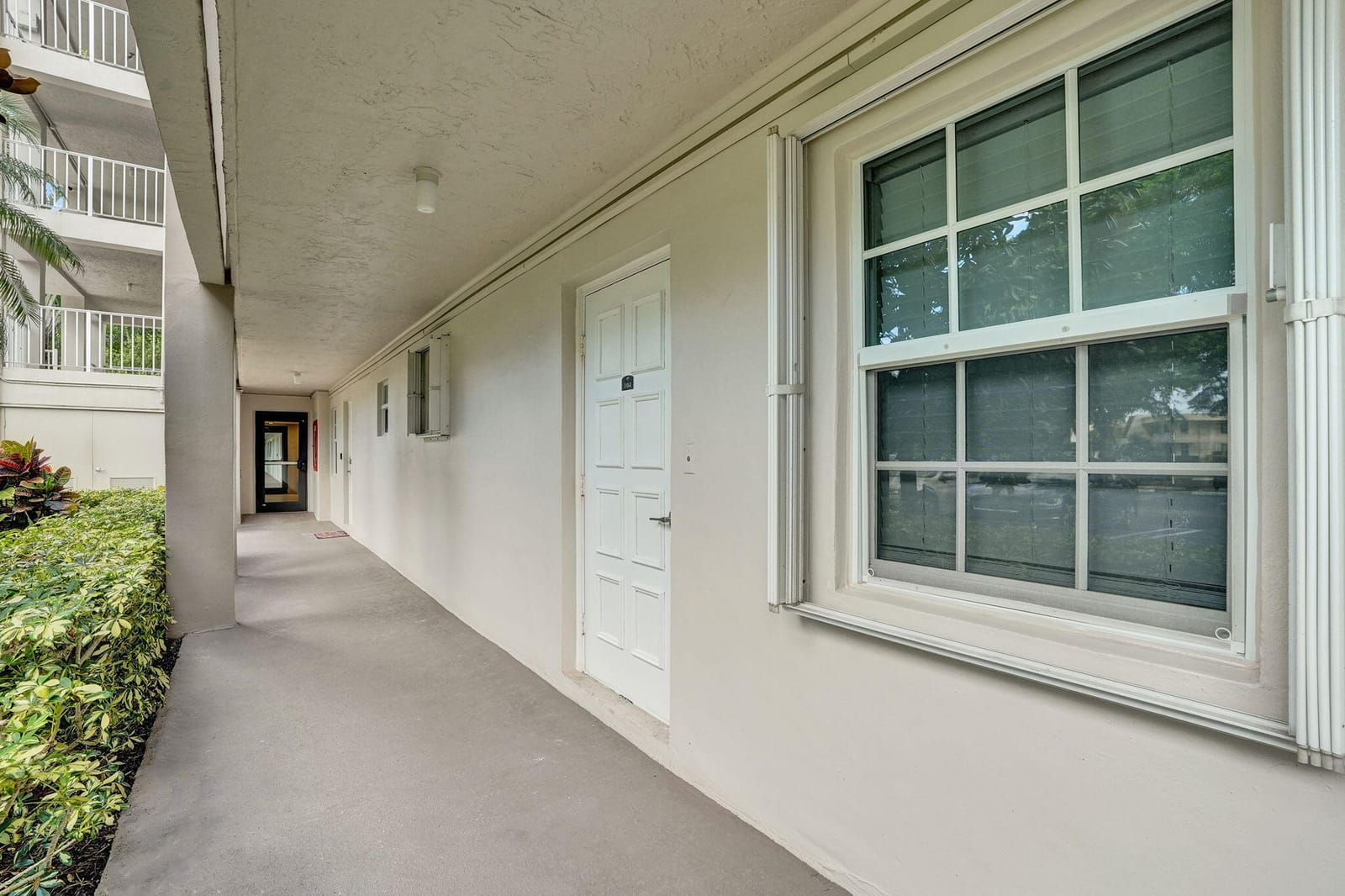 575 OAKS Lane 104, Pompano Beach, FL 33069 photo 2