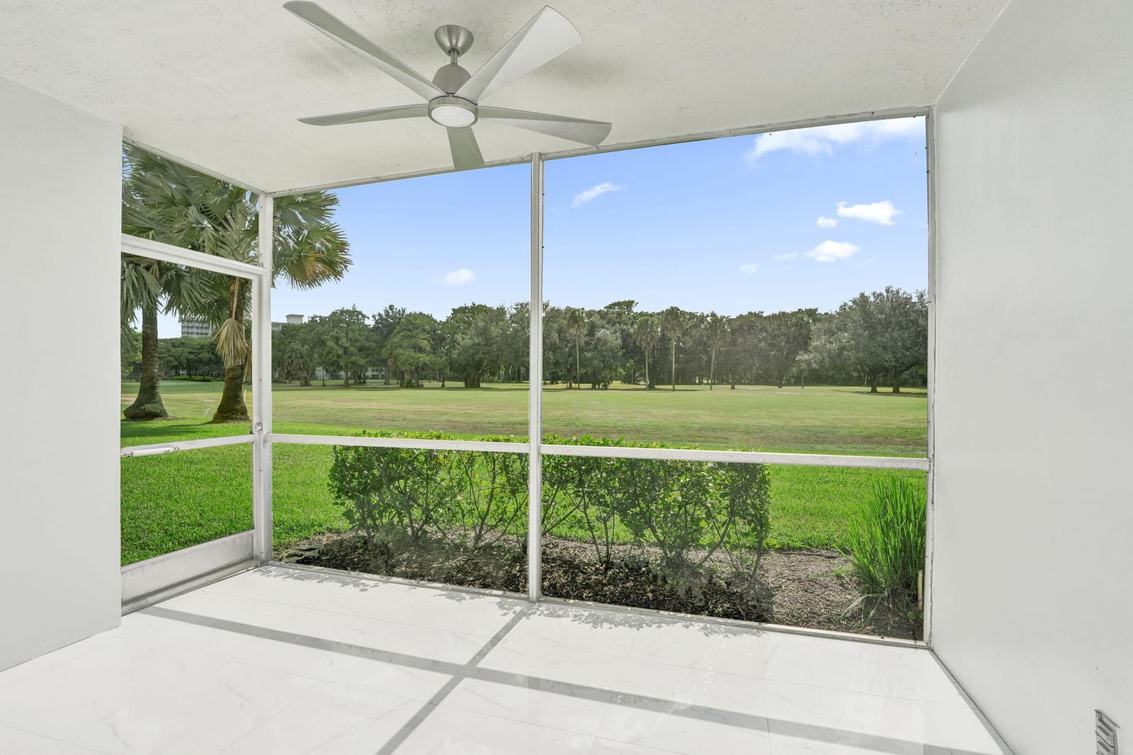 575 OAKS Lane 104, Pompano Beach, FL 33069 photo 18