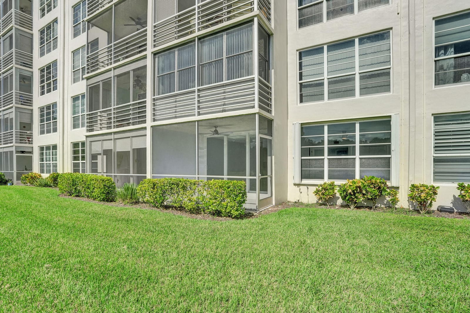 575 OAKS Lane 104, Pompano Beach, FL 33069 photo 20