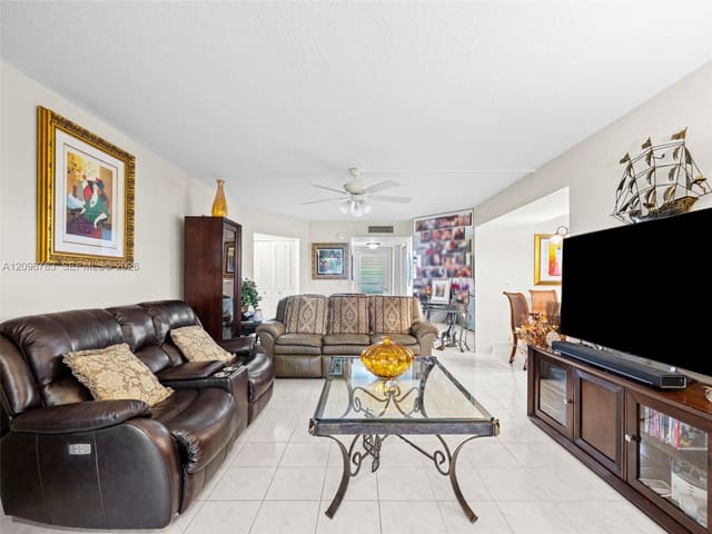3661 Via Poinciana 401, Lake Worth, FL 33467