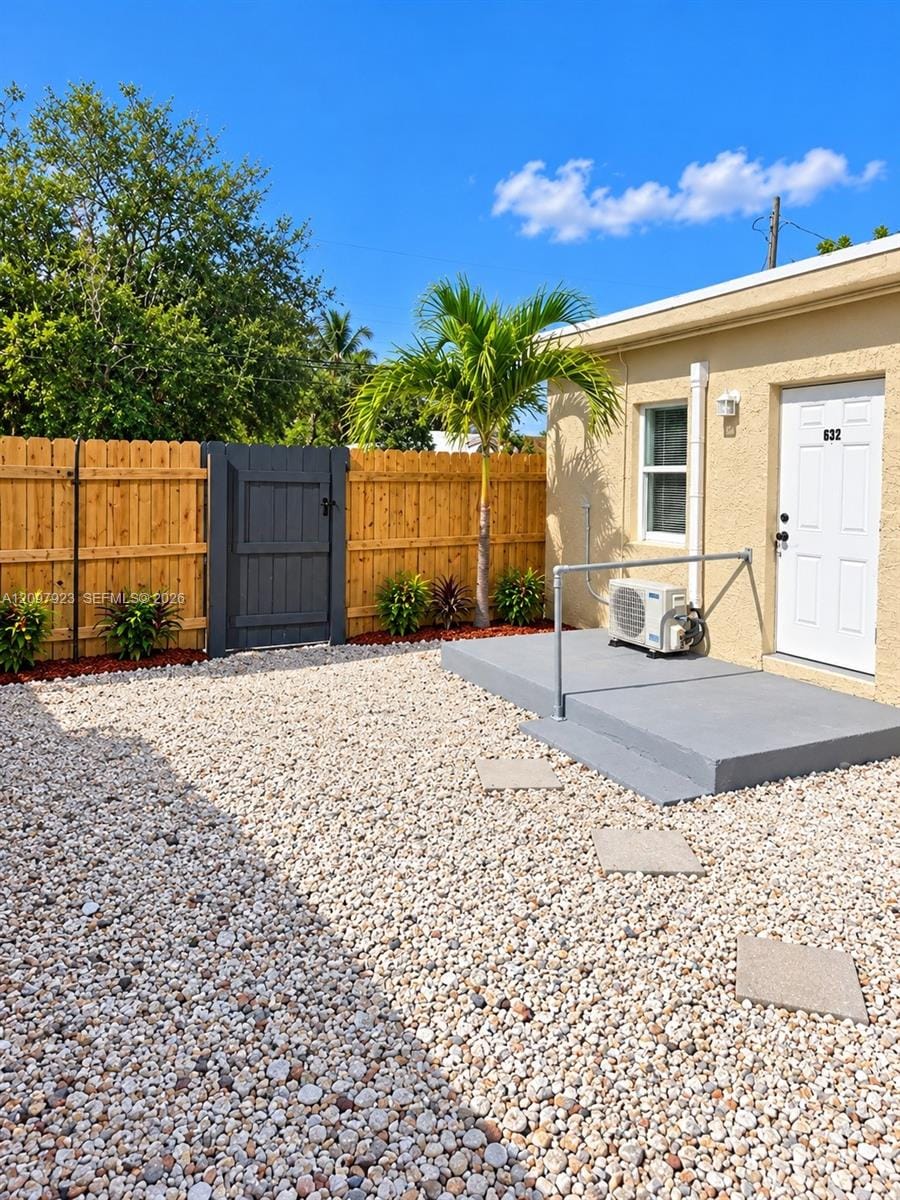 632 NW 14th Terrace, Fort Lauderdale, FL 33311 photo 2