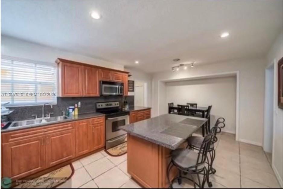 720 SW 64th Way, Pembroke Pines, FL 33023 photo 2