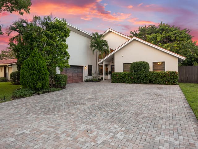 875 NW 83rd Drive, Coral Springs, FL 33071
