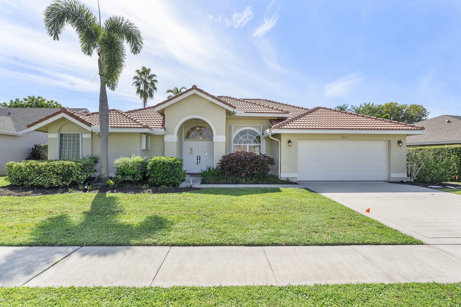 1224 Lake Breeze Drive — photo 1