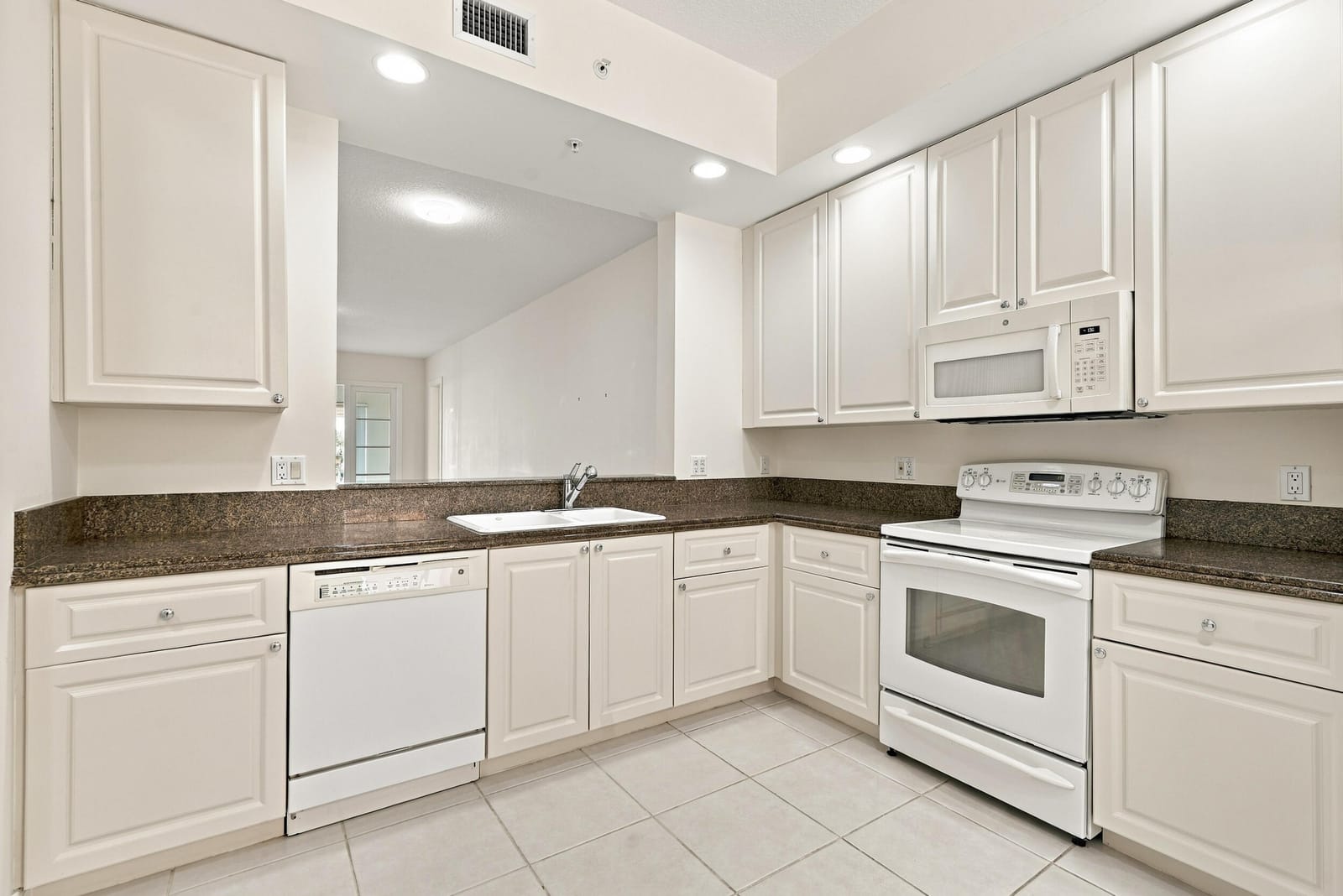 19 Harbour Isle Drive W 201, Fort Pierce, FL 34949 photo 3