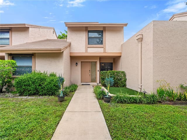 16 Chestnut Circle, Cooper City, FL 33026