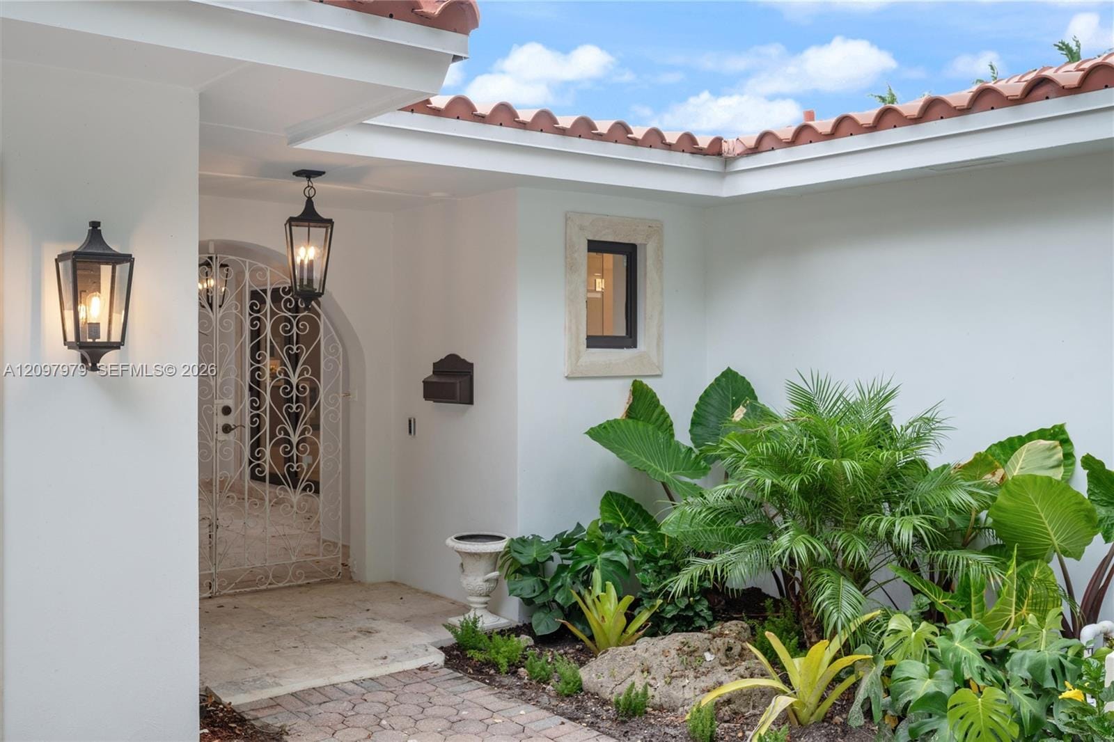 1320 Alhambra Circle — photo 3