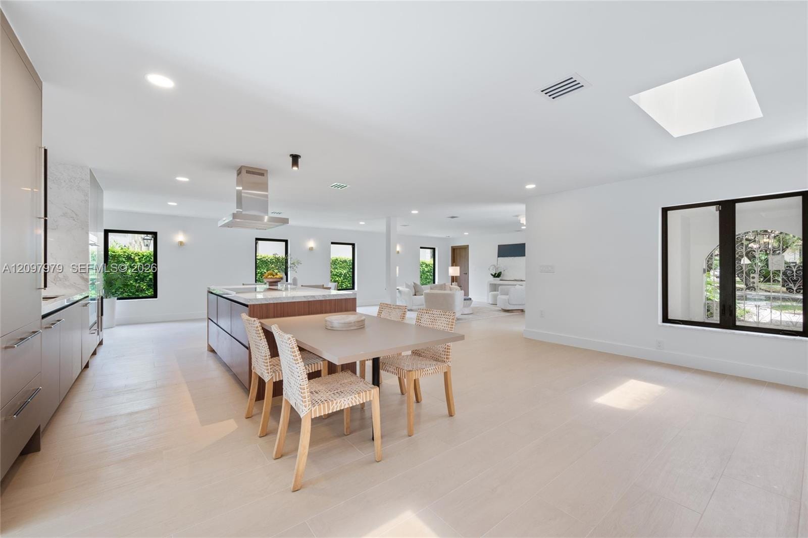1320 Alhambra Circle — photo 9