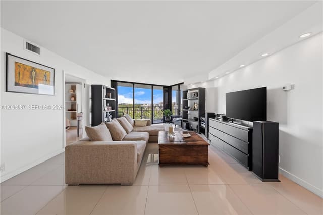 1000 Quayside Terrace 1103, Miami, FL 33138
