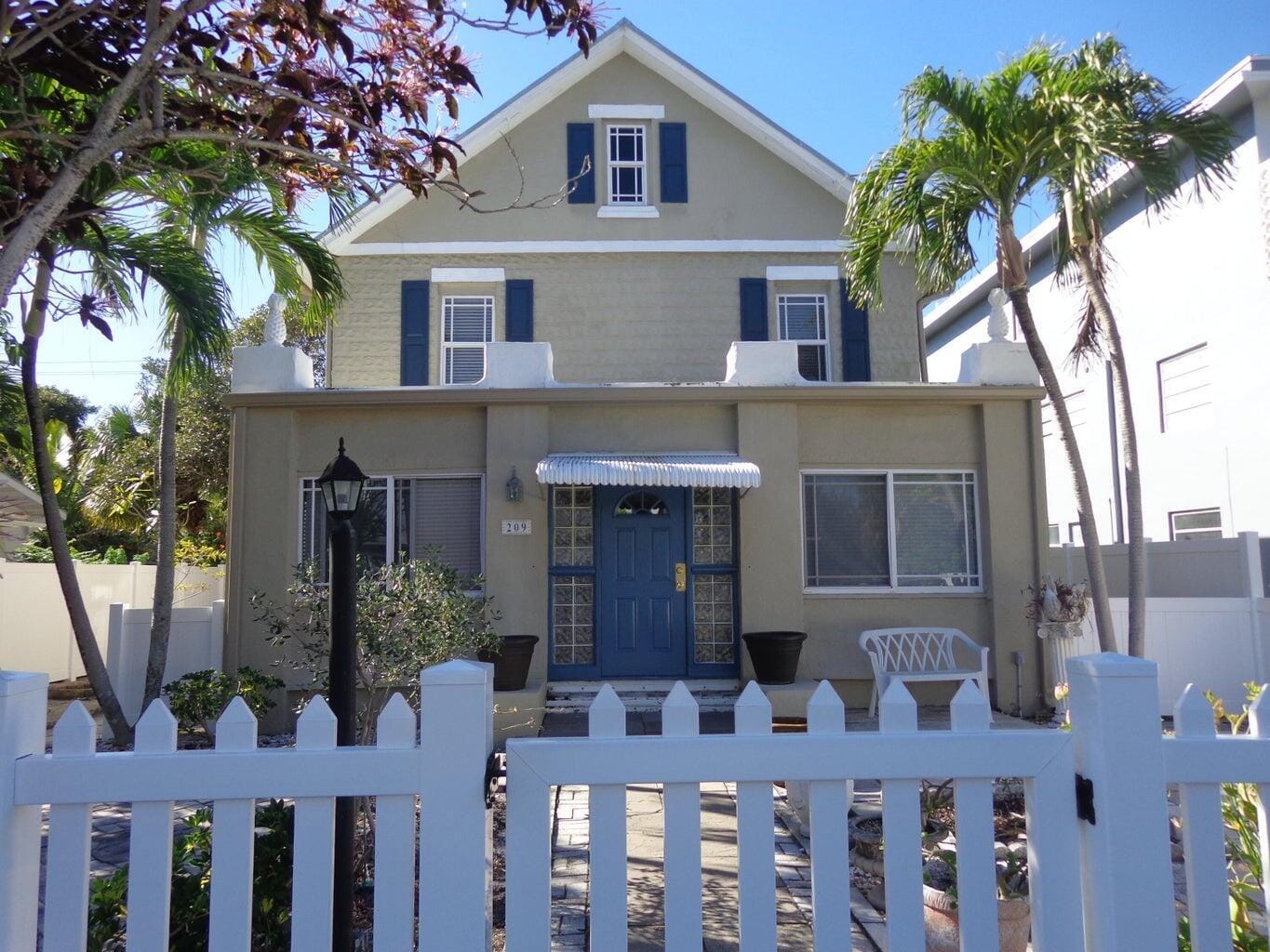 209 S Lakeside Drive — photo 1