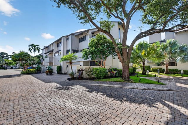 8 Port Side Drive 8A, Fort Lauderdale, FL 33316