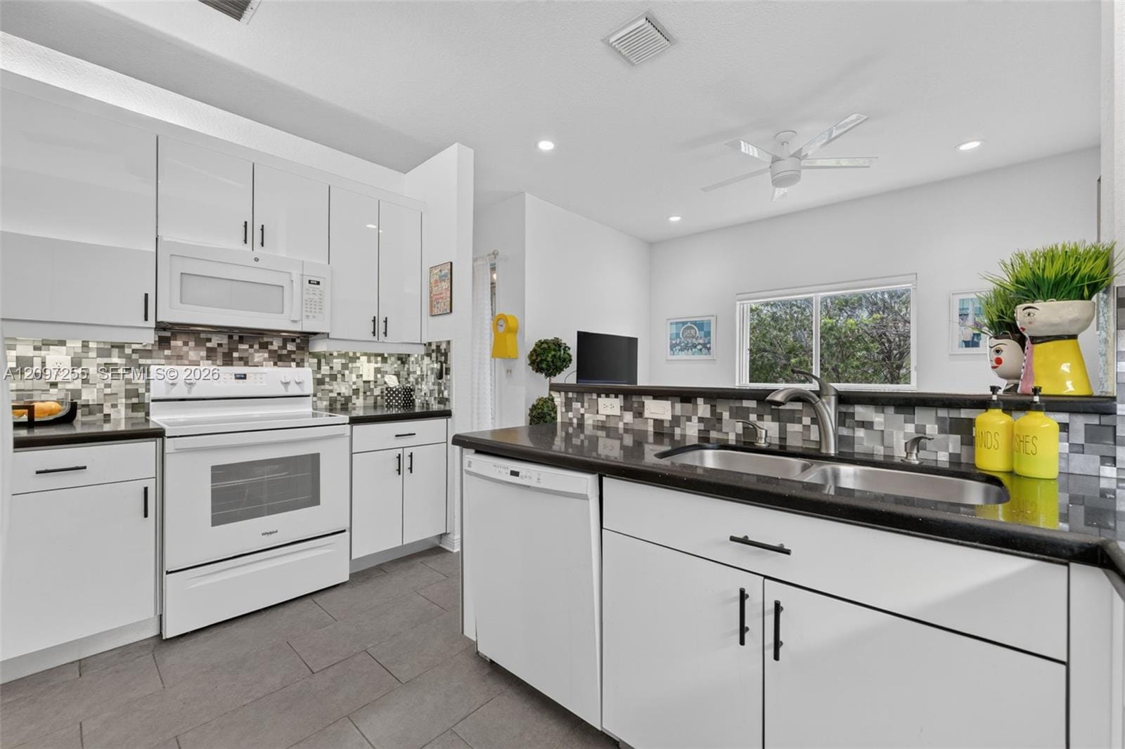 7932 E Exeter Boulevard E 202, Tamarac, FL 33321 photo 10