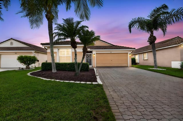 827 NW Greenwich Court, Port St. Lucie, FL 34983