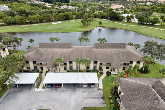 22 PLANTATION Drive 106, Vero Beach, FL 32966