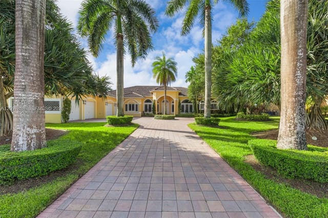10640 Pegasus Street, Davie, FL 33324