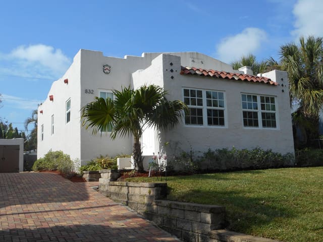 832 BISCAYNE Drive, West Palm Beach, FL 33401
