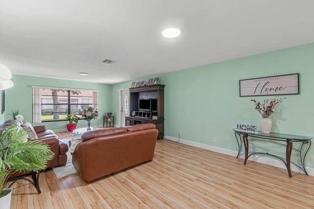 9825 Walnut Tree Way, Boynton Beach, FL 33436