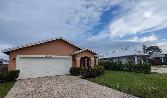 5795 SE MITZI Lane, Stuart, FL 34997