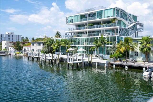 8425 Crespi Boulevard TH2, Miami Beach, FL 33141