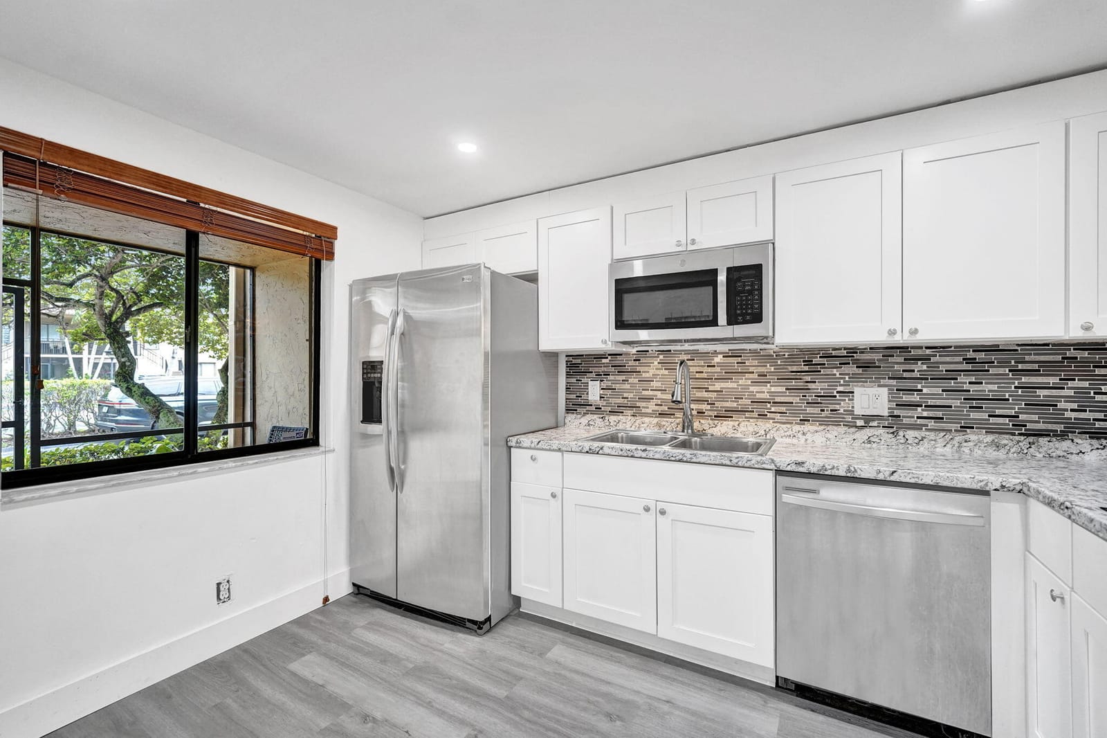 310 Lakeview Drive 105, Weston, FL 33326 photo 7