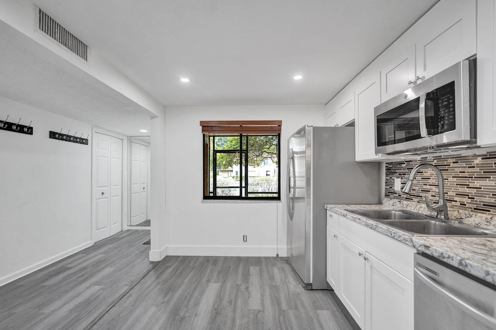 310 Lakeview Drive 105, Weston, FL 33326 photo 8