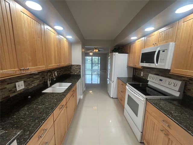 571 SW 141st Avenue 212N, Pembroke Pines, FL 33027