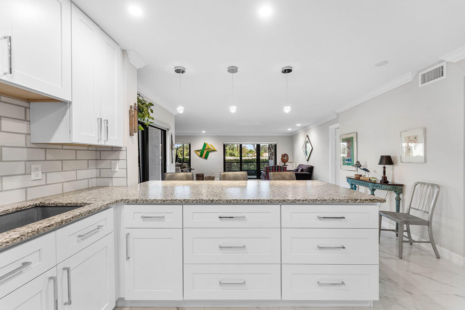12 Stratford Drive E A — photo 8