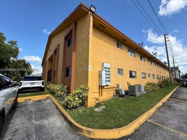 1501 W 42nd Street 201, Hialeah, FL 33012