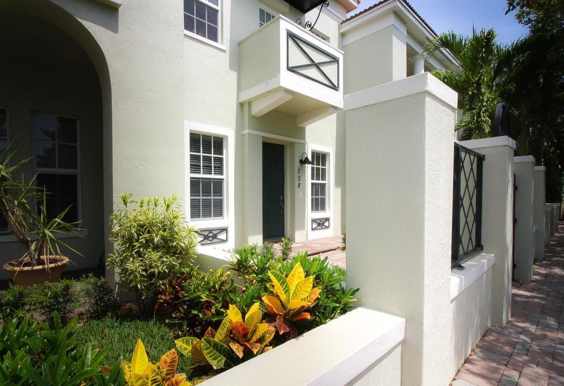 708 NW 83rd Place, Boca Raton, FL 33487 photo 2