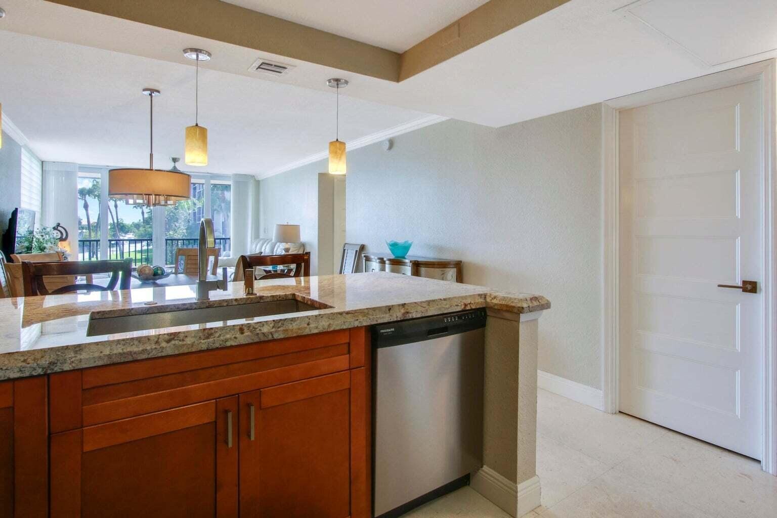 8 Royal Palm Way 2010 — photo 4