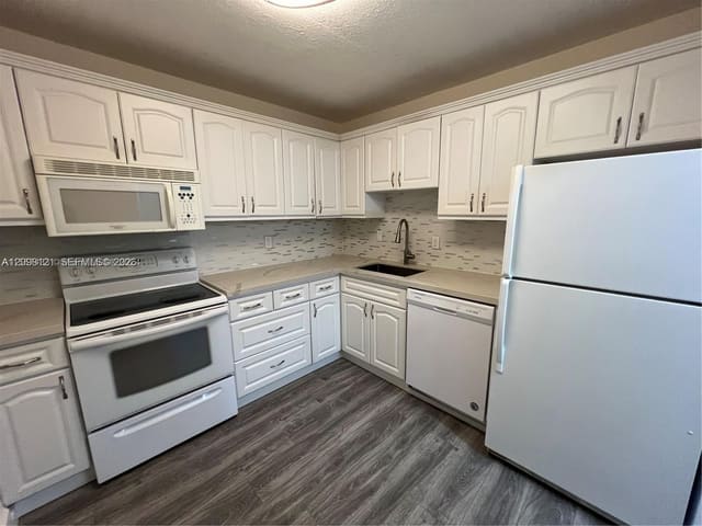 7840 Camino Real 306, Miami, FL 33143