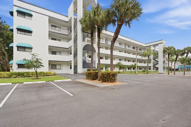 4725 LUCERNE LAKES Boulevard E 301, Lake Worth, FL 33467