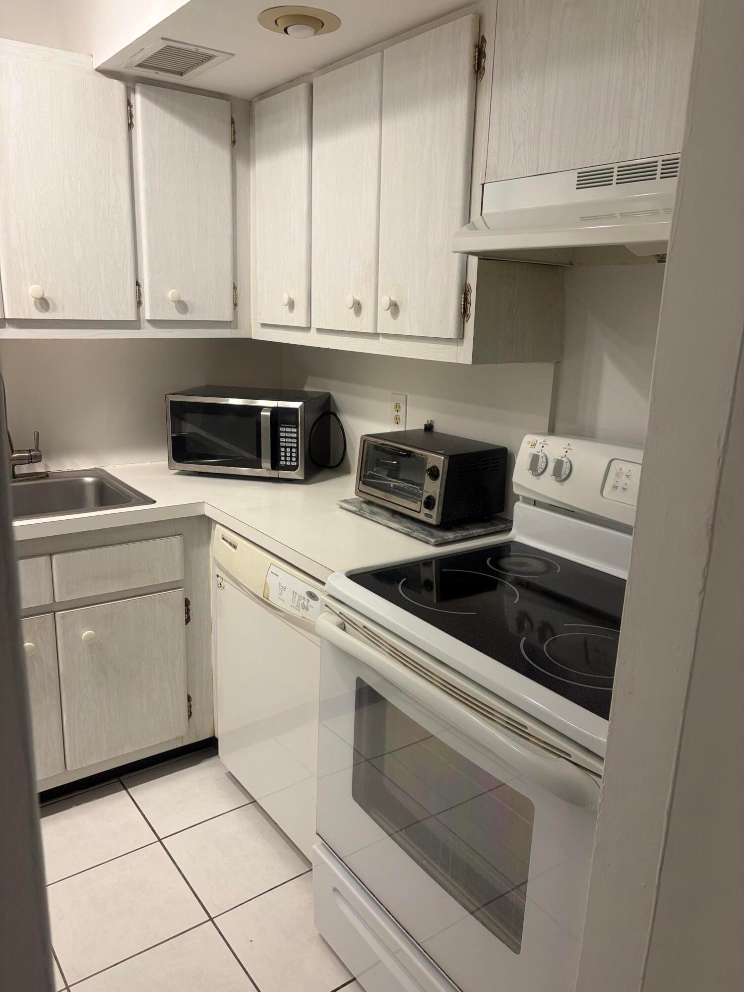 2400 NE 33rd Avenue 202, Fort Lauderdale, FL 33305 photo 2