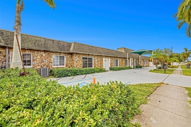 6810 SW 7th Street, Margate, FL 33068