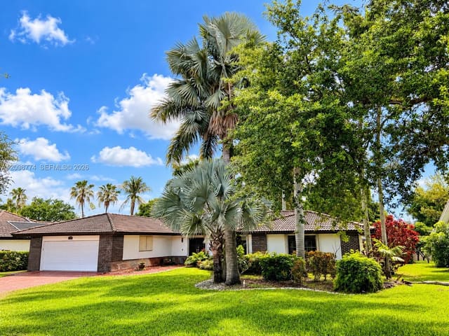 19265 E Saint Andrews Drive, Hialeah, FL 33015