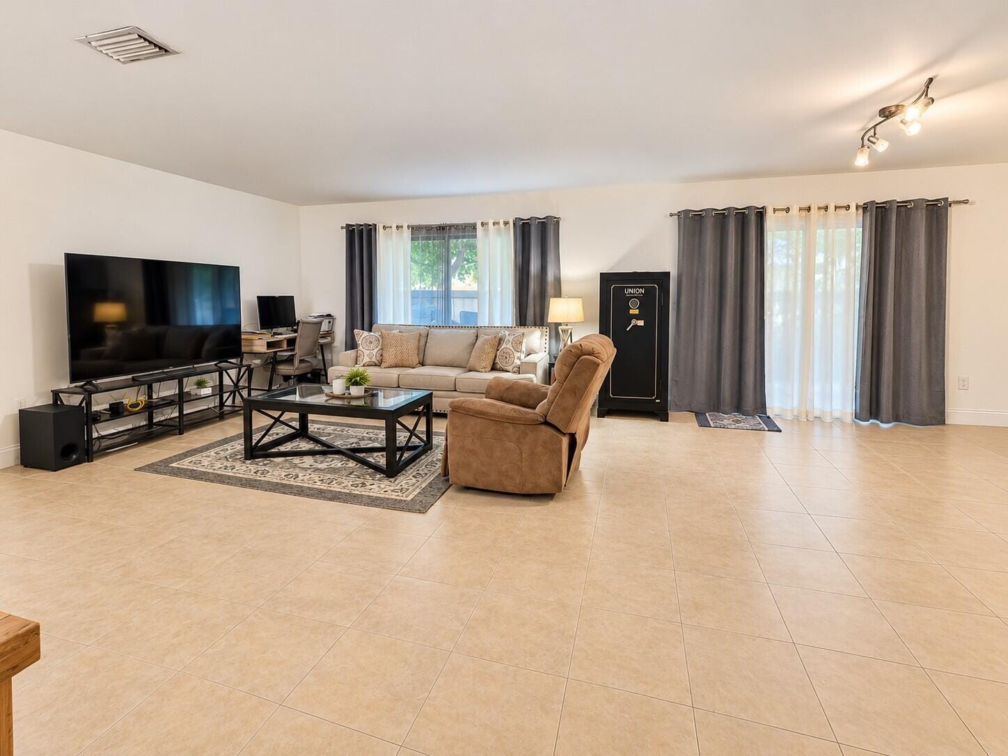 250 LAKESIDE Circle, Sunrise, FL 33326 photo 4