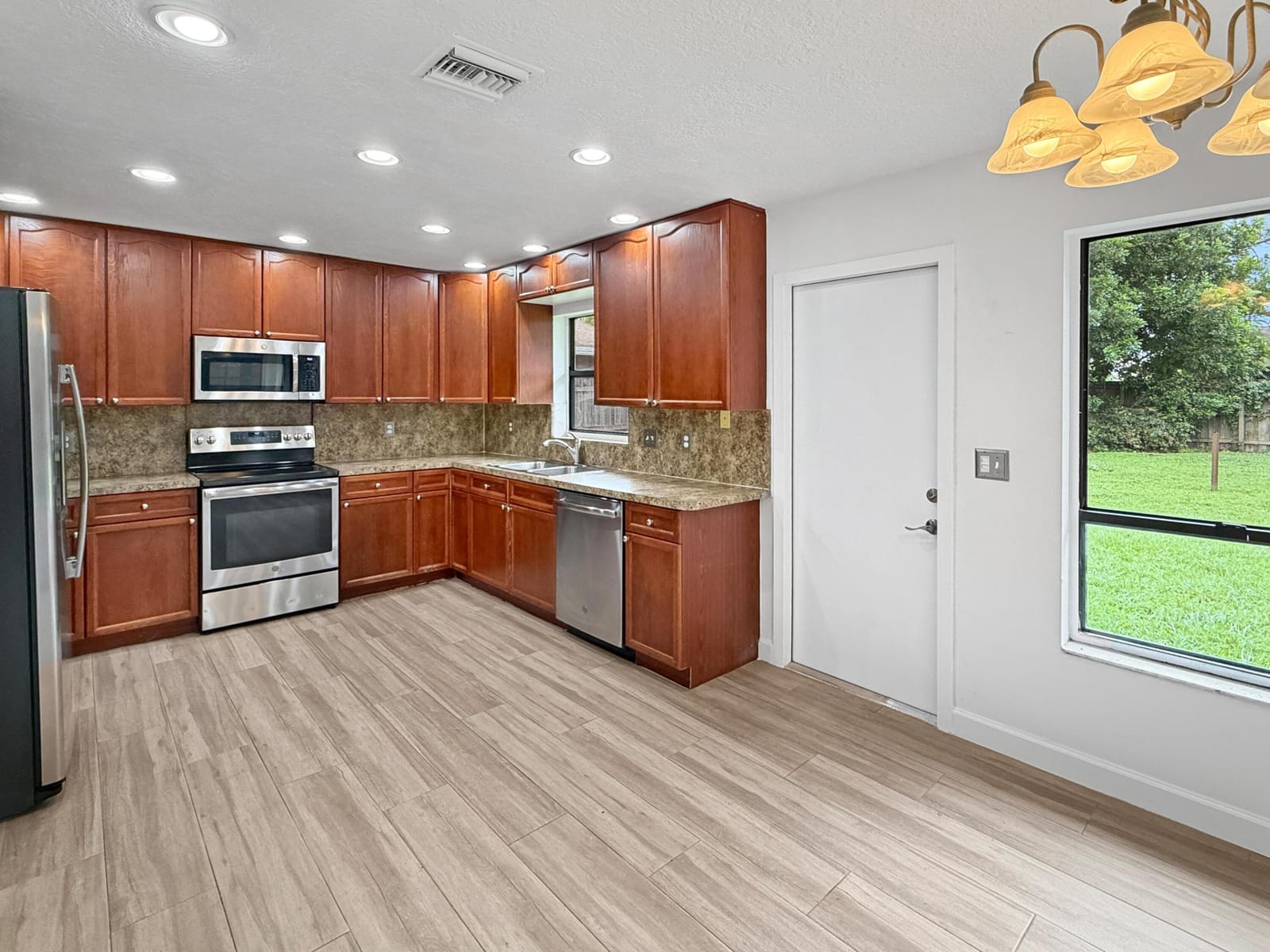 102 Valencia Street — photo 11