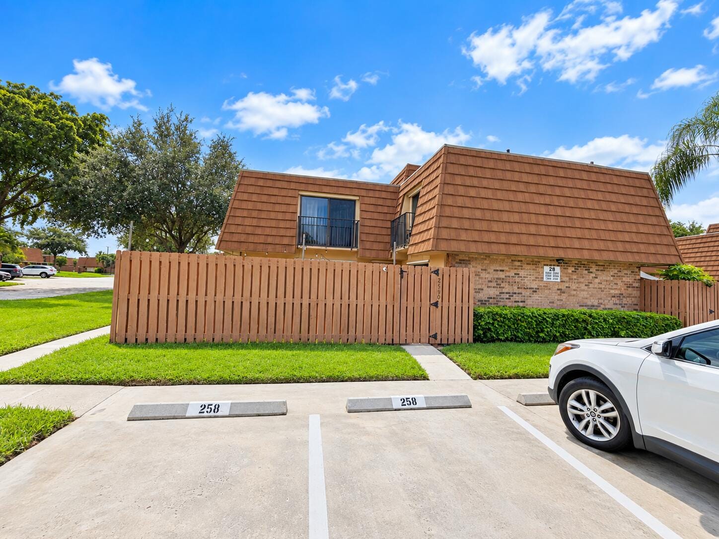 2590 LAKEVIEW Court — photo 2