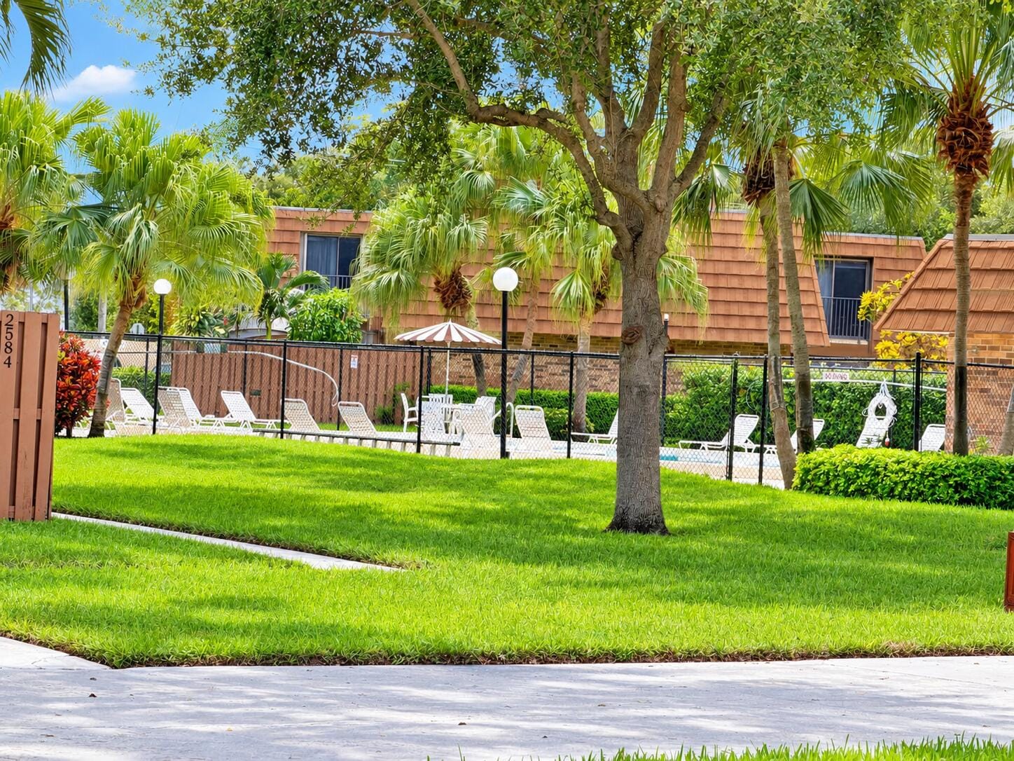 2590 LAKEVIEW Court — photo 3
