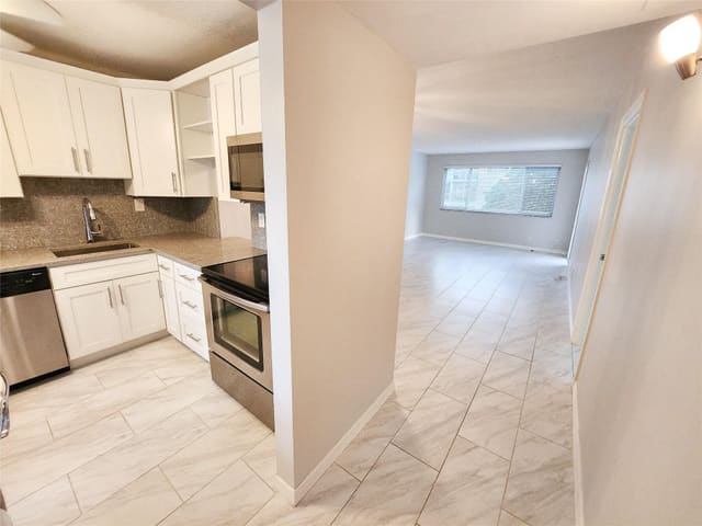 2300 PARK Lane 216, Hollywood, FL 33021