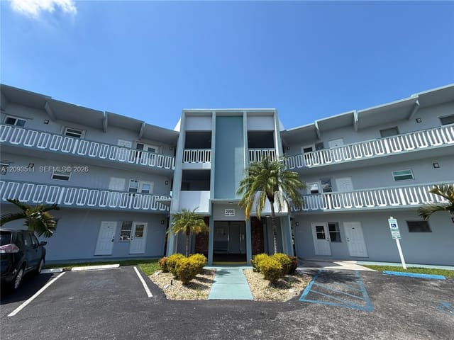 2200 Park Lane 306, Hollywood, FL 33021