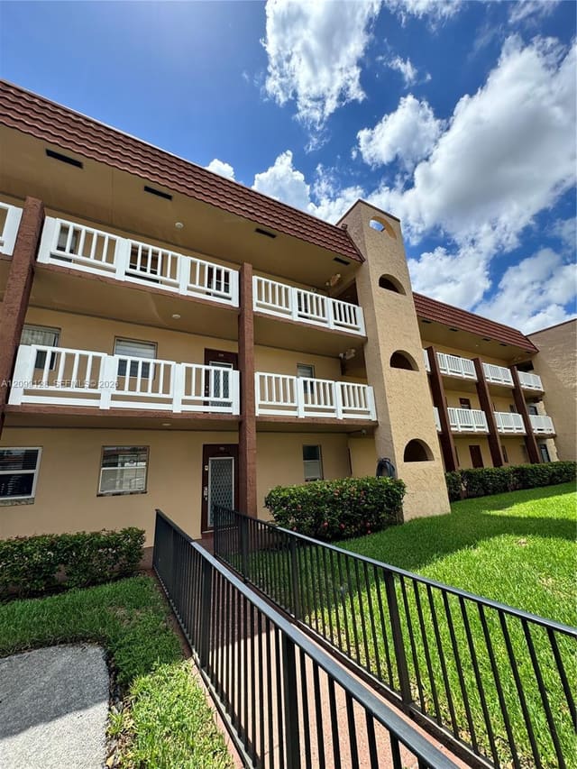 9041 Sunrise Lakes Boulevard 110, Sunrise, FL 33322
